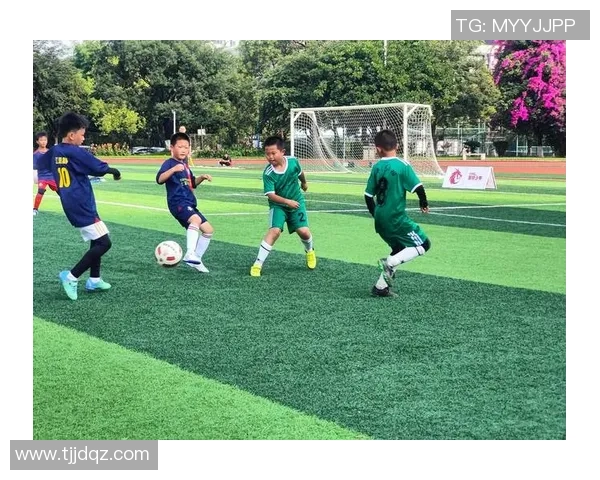 揭秘足球明星红衣少年背后的故事与成就